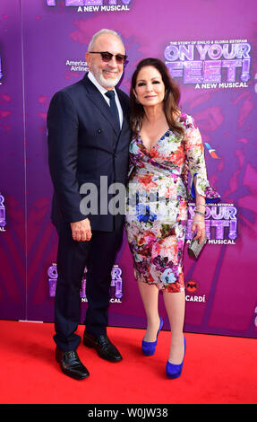 Gloria et Emilio Estefan arrivant pour la presse pour la nuit sur vos pieds ! Au London Coliseum, le centre de Londres. Banque D'Images