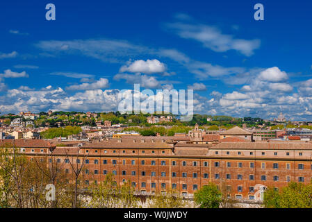 Rome centre historique ancien au-dessus les toits de Trastevere avec de vieilles églises, clochers, dômes et les nuages, vu à partir de la colline de l'Aventin Banque D'Images