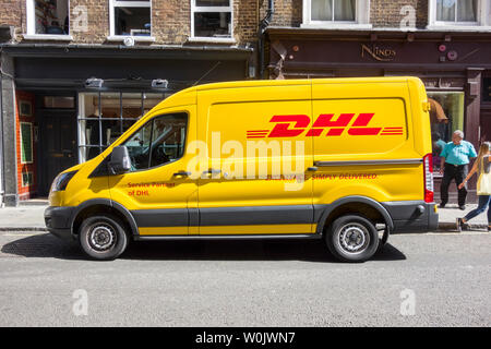 Livraison DHL un van stationné dans une rue de Soho, Londres, UK Banque D'Images