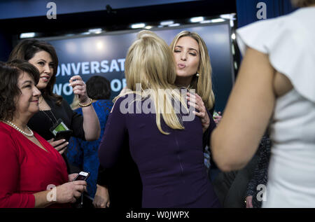 Ivanka Trump, la fille du Président, Donald Trump, accueille les membres de l'assistance à la suite d'un panel de discussion intitulé Conversations avec les femmes d'Amérique, sur l'atout de l'Administration pour améliorer la qualité de vie ou les femmes à la maison et au travail, dans le Eisenhower Executive Office Building à Washington, D.C. le 16 janvier 2017. Le panneau en plusieurs parties du panneau a permis aux participants de poser des questions aux membres de l'Administration sur l'économie, la santé, la lutte contre la crise aux opiacés et la sécurité nationale. Photo par Kevin Dietsch/UPI Banque D'Images