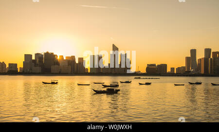 Hangzhou Nouveau Qianjiang Ville Ville nuit vue rivière Qiantang, du crépuscule à la nuit, le soleil et la lune sont lumineuses et Banque D'Images