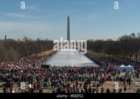 Les partisans de la Marche des femmes se rassembler devant le Lincoln Memorial à Washington, D.C. le 20 janvier 2018. C'est le premier anniversaire de la Marche des femmes où des centaines de milliers se sont réunis à Washington DC et dans tous les États-Unis à l'appui des femmes et pour protester contre l'élection de Donald Trump, président des États-Unis. Photo de Ken Cedeno/UPI Banque D'Images