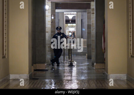 Capitol un policier monte la garde dans le capitole le 20 janvier 2018 à Washington, DC. Le Sénat n'a pas pu trouver la voix pour éviter une fermeture du gouvernement à minuit. Photo par Pete Marovich/UPI Banque D'Images
