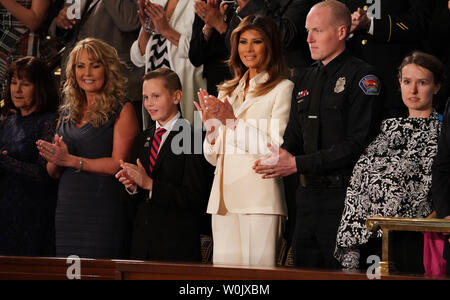 Première Dame Melania Trump applaudit au début du président Donald Trump's sur l'état de l'Union à une session conjointe du Congrès à la chambre Chambre à le Capitole à Washington, DC Le 30 janvier 2018. Photo par Kevin Dietsch/UPI Banque D'Images