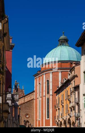 Vue de la cathédrale de Vicence abside avec dome conçu par le célèbre architecte Andrea Palladio au 16ème siècle et ciel bleu (avec copie espace ci-dessus) Banque D'Images