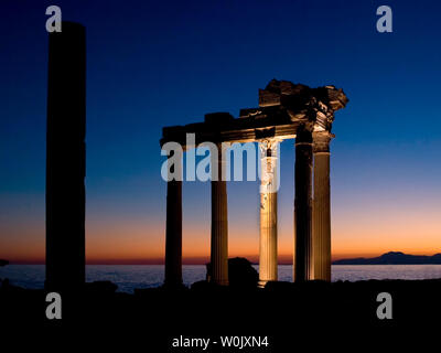 Les vestiges du temple d'Apollon à côté sur la côte sud de la Turquie. Montrant le reste comme le soleil se couche sur la Méditerranée. Banque D'Images