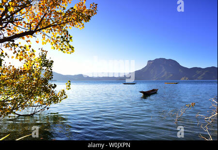 Beau paysage de Lugu Lake, situé dans la préfecture de Liangshan, dans la province du Sichuan Banque D'Images