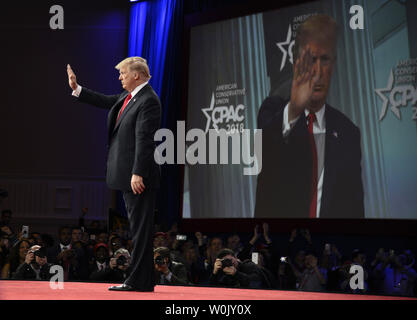 Le président Donald Trump reconnaît applaudissements alors qu'il conclut son allocution à la Conférence d'action politique conservateur (CPAC), le 23 février 2018, à National Harbor, Maryland. Des milliers de militants conservateurs, républicains et Tea Party Patriots se sont réunis pour entendre les politiciens et les hôtes parlent à la radio et à la télévision, le hall et le réseau de la cause des conservateurs. Photo de Mike Theiler/UPI Banque D'Images