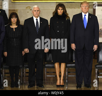 Karen Pence, Vice-président Mike Pence, Première Dame Melania Trump Donald Trump Président et attendre l'arrivée du cercueil du révérend Billy Graham, dans la rotonde du Capitole, le 28 février 2018, à Washington, DC. L'évangéliste baptiste, 99, a été un conseiller informel de présidents depuis le président Harry Truman et est le premier leader religieux à jeter en l'honneur de la capitale. Photo de Mike Theiler/UPI Banque D'Images