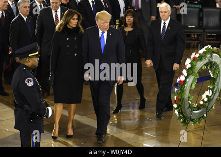 Le président Donald Trump et la Première Dame Melania Trump (L), suivie par le Vice-président Mike PENCE PENCE et Karen se préparent à partir de la cérémonie de la Rev. Billy Graham, couché dans l'honneur dans la capitale américaine rotonde, le 28 février 2018, à Washington, DC. L'évangéliste baptiste, 99, a été un conseiller informel de présidents depuis le président Harry Truman et est le premier leader religieux à jeter en l'honneur de la capitale. Photo de Mike Theiler/UPI Banque D'Images