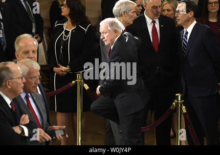 Procureur général Jeff Sessions (C) le secteur du houblon sur une boulette de corde qu'il arrive pour une cérémonie en l'honneur de le révérend Billy Graham, dans la rotonde du Capitole, le 28 février 2018, à Washington, DC. L'évangéliste baptiste, 99, a été un conseiller informel de présidents depuis le président Harry Truman et est le premier leader religieux à jeter en l'honneur de la capitale. Photo de Mike Theiler/UPI Banque D'Images