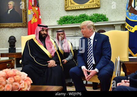 Le président Donald Trump rencontre le Prince Mohammed bin Salman du Royaume d'Arabie saoudite dans le bureau ovale à la Maison Blanche le 20 mars 2018 à Washington, D.C. Photo par Kevin Dietsch/UPI Banque D'Images