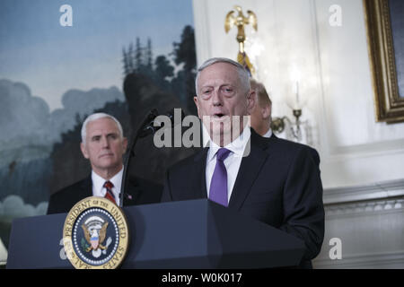 Le Secrétaire de la Défense James Mattis parle pendant un point de presse après que le Président Donald Trump a signé le projet de loi à la Maison Blanche, à Washington, D.C. le 23 mars 2018. Photo par Alex Edelman/UPI Banque D'Images