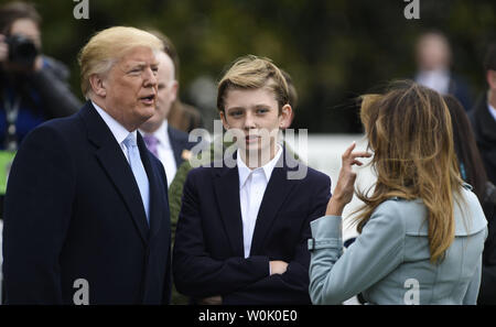 Le président Donald Trump, Barron Trump, et la Première Dame Melania Trump 2018 assister à la chasse aux Œufs de Pâques à la Maison Blanche à Washington, DC, le 2 avril 2018. Photo par Leigh Vogel/UPI Banque D'Images