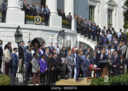 Le président Donald Trump (R, sur l'estrade) fait à propos des entraîneurs, athlètes et administrateurs de l'Université de l'Alabama Crimson Tide Champion National NCAA football équipe au cours d'une visite à la Maison Blanche, le 10 avril 2018, à Washington, DC. Photo de Mike Theiler/UPI Banque D'Images