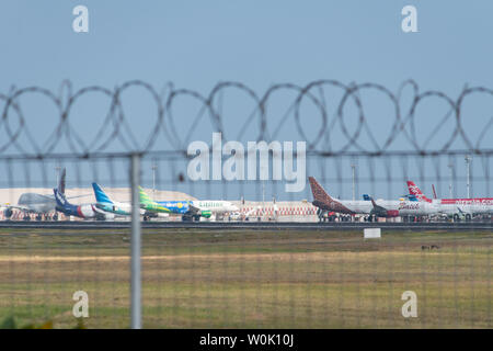 DENPASAR BALI,/INDONÉSIE-JUIN 08 2019 : certains avions sont gratuit et se préparer pour les passagers à bord, à l'aéroport de Ngurah Rai de Bali. avec l'barbered w Banque D'Images