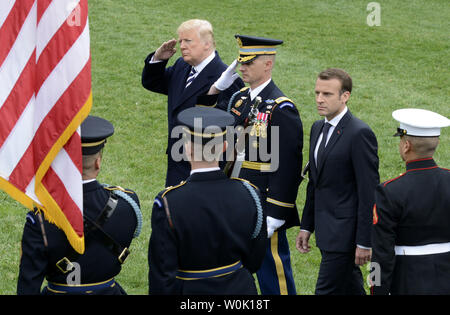 Le président Donald Trump (L) salue comme il et le président français, Emmanuel Macron sont escortés pour un examen des troupes américaines, au cours d'une visite d'État, cérémonie de bienvenue à la Maison Blanche, le 24 avril 2018, à Washington, DC. Les dirigeants sont attendus pour discuter de commerce, l'Iran, le changement climatique, la Corée du Nord, la Russie entre autres. Photo de Mike Theiler/UPI Banque D'Images