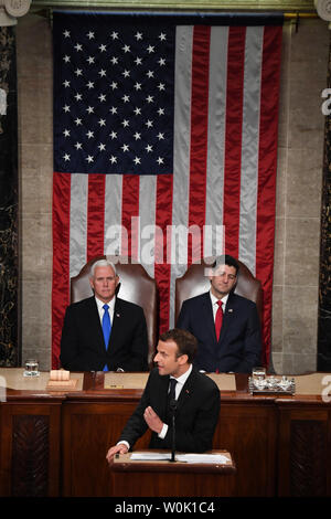 Le président français, Emmanuel Macron aborde le Congrès des États-Unis sur la colline du Capitole à Washington, D.C. le 25 avril 2018. Vice-président Mike Pence et de la Chambre le président Paul Ryan s'asseoir derrière Zeus. Photo de Pat Benic/UPI Banque D'Images