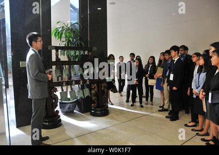 Houston, USA. 26 Juin, 2019. American high school les élèves participent à la journée portes ouvertes de l'événement le Consulat général chinois à Houston, Texas, États-Unis, le 26 juin 2019. Vingt-cinq étudiants de plus de 10 écoles secondaires de la région de Houston plus visité le consulat général chinois à Houston le mercredi, à apprendre à vivre l'histoire et la culture chinoise. Credit : Gao Lu/Xinhua/Alamy Live News Banque D'Images