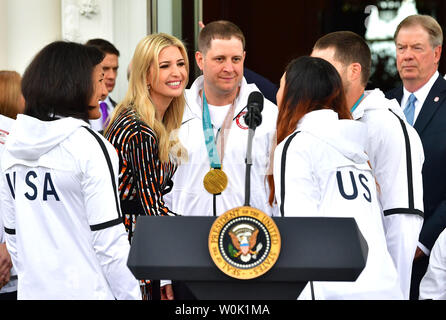 Ivanka Trump, la fille du Président, Donald Trump, accueille les membres de l'Organisation des équipes olympiques et paralympiques de l'État en tant que président Trump les a accueillis à la Maison Blanche pour célébrer leurs réalisations au Jeux Olympiques d'hiver de 2018 en Corée, à la Maison Blanche, à Washington, D.C. le 27 avril 2018. Photo par Kevin Dietsch/UPI Banque D'Images