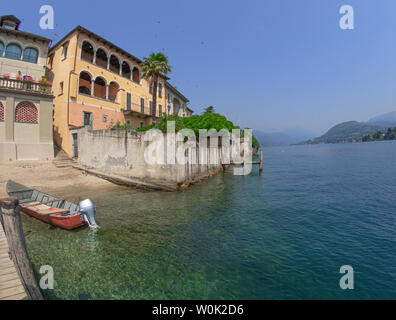 Lac Orta vu à partir d'un quai sur l'île de San Giulio. Italie Banque D'Images