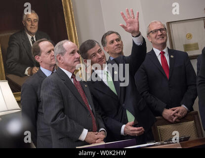 Jeb Hensarling, Rép. R-TX, vagues comme président Donald Trump lui reconnaît avant la signature de S. 2155 - La croissance économique, l'allègement de la réglementation, et Loi sur la protection du consommateur, à la Maison Blanche le 24 mai 2018 à Washington, D.C. Photo par Kevin Dietsch/UPI Banque D'Images