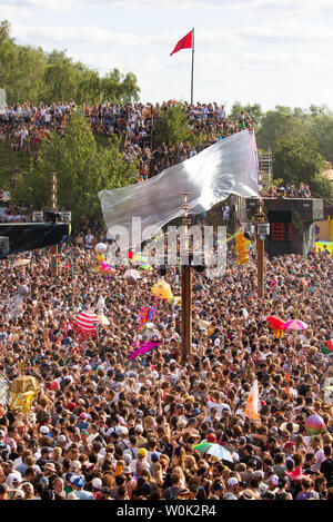 Lärz, Mecklembourg-Poméranie-Occidentale, Allemagne Les visiteurs du Festival de célébrer l'ouverture de la tour stade sur le terrain de la Fusion Festival 2019. Depuis 1997, le festival de quatre jours avec la musique, le théâtre, la performance, le cinéma et l'installation a eu lieu sur un ancien aérodrome militaire russe dans le Mecklembourg-Poméranie-Occidentale. Des dizaines de milliers de visiteurs sont attendus au festival. Dpa : Crédit photo alliance/Alamy Live News Banque D'Images