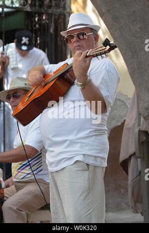 Guitariste, cadre d'un groupe, joue de la musique dans une rue de la vieille ville, ou La Havane Vieja, La Havane, Cuba, Caraïbes Banque D'Images
