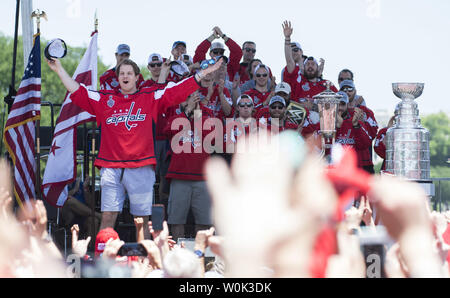 Les Capitals de Washington" le défenseur John Carlson célèbre pendant la parade de la victoire des Capitals de Washington le 12 juin 2018. Les Capitales a défait le Las Vegas Golden Knights en cinq parties pour gagner le championnat de hockey de la LNH. Photo par Kevin Dietsch/UPI Banque D'Images
