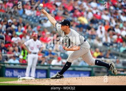 Le lanceur partant des Yankees de New York Sonny Gray (19) emplacements contre les Nationals de Washington en première manche au Championnat National Park de Washington, D.C. le 18 juin 2018. Photo par Kevin Dietsch/UPI Banque D'Images