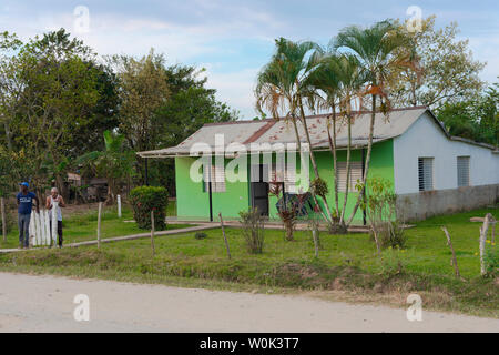 Couleur typique du travailleur du tabac petite maison dans le village rural de San Juan y Martinez, province de Pinar del Rio, Cuba, Caraïbes Banque D'Images