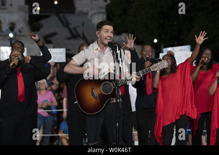 Chanteur Andy Grammer effectue lors d'une répétition générale pour le quatrième concert du Capitole à Washington, DC, le 3 juillet 2018. Le concert annuel PBS TV show sera joué en direct à l'aide de Fireworks au cours de la quatrième de juillet célébrations dans la capitale du pays le 4 juillet 2018. Photo de Pat Benic Banque D'Images