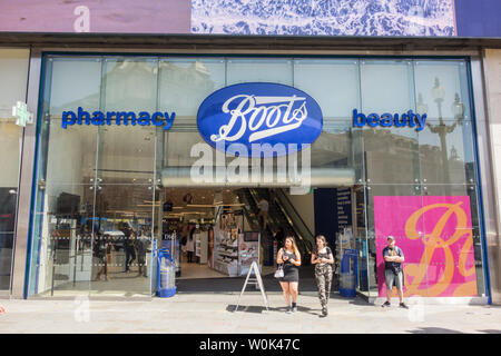 L'entrée et l'extérieur du magasin phare de Boots Pharmacy, Piccadilly Circus, Londres, Angleterre, Royaume-Uni Banque D'Images