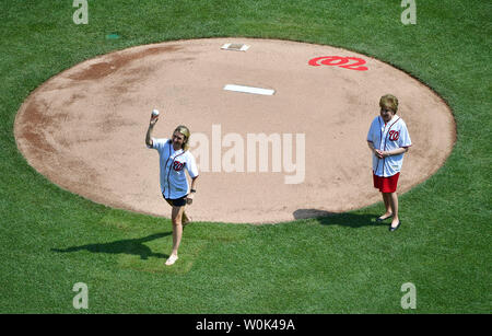 L'ancien sénateur et deux fois membre du Cabinet Elizabeth Dole (R) montres que Megan Turner deux out le premier lancer le jour de l'indépendance avant les Nationals de Washington match contre les Red Sox de Boston, au Championnat National Park de Washington, D.C. le 4 juillet 2018. Photo par Kevin Dietsch/UPI Banque D'Images