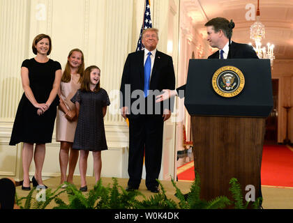 Brett Kavanaugh, Président de l'atout d'être le prochain candidat à la Cour suprême, des motions pour sa famille alors qu'il prononce une allocution après Trump l'a présenté au cours d'une cérémonie dans la East Room à la Maison Blanche le 9 juillet 2018. Kavanaugh remplacera M. Anthony Kennedy, Juge à la retraite. Photo par Kevin Dietsch/UPI Banque D'Images