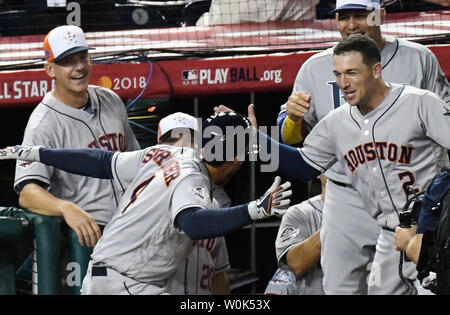 Le voltigeur des Houston Astros George Springer (4) célèbre son dos-à-dos accueil courir après son coéquipier Alex Bregman's (2) homer au cours de la dixième manche de la MLB All-Star Game au Championnat National Park de Washington, D.C., le 17 juillet 2018. Photo de Pat Benic/UPI Banque D'Images