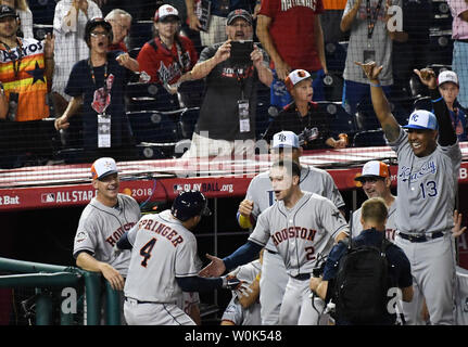 Le voltigeur des Houston Astros George Springer (4) célèbre son home run en solo avec son coéquipier Alex Bregman (2) après les deux terme Bregman homer au cours de la dixième manche de la MLB All-Star Game au Championnat National Park de Washington, D.C., le 17 juillet 2018. Photo de Pat Benic/UPI Banque D'Images