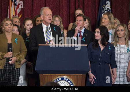 Le sénateur Jerry Moran, R-KS, (centre gauche) et le sénateur Richard Blumenthal, D-CT, parle aux côtés de victimes de pédophile reconnu et ancien médecin de l'équipe olympique USA Larry Nassar, lors d'une conférence de presse sur les abus sexuels au sein de la gymnastique et les sports pour les jeunes et les réformes nécessaires pour maintenir les jeunes athlètes, en toute sécurité sur la colline du Capitole à Washington, D.C. le 24 juillet 2018. Photo par Kevin Dietsch/UPI Banque D'Images