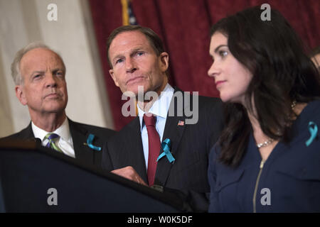 Le sénateur Richard Blumenthal, D-CT, (C), et le sénateur Jerry Moran, R-KS (L), parle aux côtés de victimes de pédophile reconnu et ancien médecin de l'équipe olympique USA Larry Nassar, lors d'une conférence de presse sur les abus sexuels au sein de la gymnastique et les sports pour les jeunes et les réformes nécessaires pour maintenir les jeunes athlètes, en toute sécurité sur la colline du Capitole à Washington, D.C. le 24 juillet 2018. Photo par Kevin Dietsch/UPI Banque D'Images