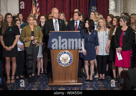 Le sénateur Jerry Moran, R-KS, (centre gauche) et le sénateur Richard Blumenthal, D-CT, parle aux côtés de victimes de pédophile reconnu et ancien médecin de l'équipe olympique USA Larry Nassar, lors d'une conférence de presse sur les abus sexuels au sein de la gymnastique et les sports pour les jeunes et les réformes nécessaires pour maintenir les jeunes athlètes, en toute sécurité sur la colline du Capitole à Washington, D.C. le 24 juillet 2018. Photo par Kevin Dietsch/UPI Banque D'Images