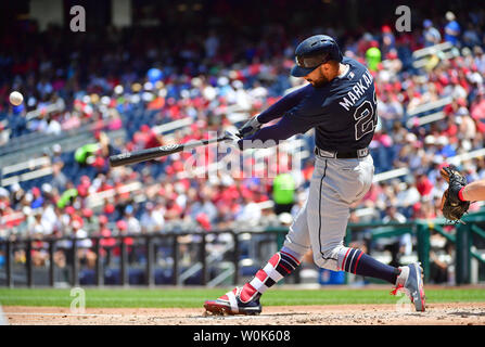 Droit des Atlanta Braves fielder Nick Markakis frappe un coup de circuit en solo contre les Nationals de Washington dans la deuxième manche au Championnat National Park de Washington, D.C. le 9 août 2018. Photo par Kevin Dietsch/UPI Banque D'Images