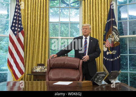 Le président Donald Trump arrive pour une conférence téléphonique avec le président mexicain Enrique Pena Nieto, comme Trump annonce une révision de l'accord commercial avec le Mexique il a appelé l'accord commercial entre les Etats-Unis et le Mexique, dans le bureau ovale à la Maison Blanche, à Washington, D.C. le 27 août 2018. Les deux pays ont dit qu'ils ont modifier des parties importantes de leurs politiques commerciales mis en place par le l'Accord de libre-échange nord-américain (ALENA) et a déclaré que le Canada peut rejoindre plus tard dans leur affaire. Photo par Kevin Dietsch/UPI Banque D'Images