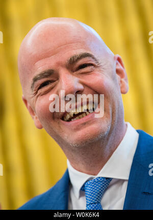 Président de la FIFA, Gianni Infantino parle au président Donald Trump lors d'une réunion dans le bureau ovale à la Maison Blanche, à Washington, D.C. le 28 août 2018. Photo par Kevin Dietsch/UPI Banque D'Images