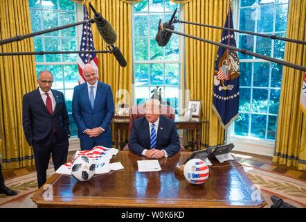 Le président Donald Trump parle aux médias qu'il rencontre le président de la FIFA, Gianni Infantino, Président des États-Unis de football Carlos Cordeiro et la FIFA Advisor Mattias Grafstrom, dans le bureau ovale à la Maison Blanche, à Washington, D.C. le 28 août 2018. Photo par Kevin Dietsch/UPI Banque D'Images
