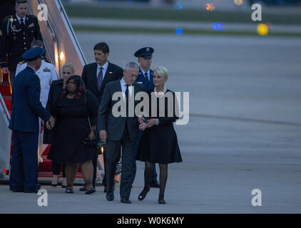 Le Secrétaire de la Défense Jim Mattis promenades avec Cindy McCain après l'avion transportant le cercueil de l'ancien sénateur John McCain a atterri à la base aérienne d'Andrews, dans le Maryland le 30 août 2018. McCain, un républicain de l'Arizona, candidat à la présidentielle, et héros de guerre, est décédé le 25 août à l'âge de 81 ans après une bataille contre le cancer du cerveau. Photo par Tasos Katopodis/UPI Banque D'Images