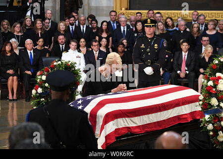 Épouse Cindy McCain prie par le cercueil de l'ancien sénateur John McCain comme il se trouve dans la région à la capitale américaine à Washington, DC le Vendredi, Août 31, 2018. McCain, un républicain de l'Arizona, candidat à la présidentielle, et héros de guerre, est décédé le 25 août à l'âge de 81 ans. Il est la 31e personne à se trouver dans la région de la capitale en 166 ans. Photo de Pat Benic/UPI Banque D'Images