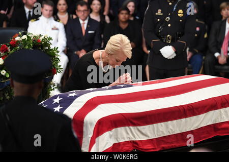 Épouse Cindy McCain prie par le cercueil de l'ancien sénateur John McCain comme il se trouve dans la région à la capitale américaine à Washington, DC le Vendredi, Août 31, 2018. McCain, un républicain de l'Arizona, candidat à la présidentielle, et héros de guerre, est décédé le 25 août à l'âge de 81 ans. Il est la 31e personne à se trouver dans la région de la capitale en 166 ans. Photo de Pat Benic/UPI Banque D'Images