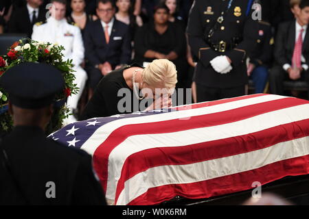 Épouse Cindy McCain prie par le cercueil de l'ancien sénateur John McCain comme il se trouve dans la région à la capitale américaine à Washington, DC le Vendredi, Août 31, 2018. McCain, un républicain de l'Arizona, candidat à la présidentielle, et héros de guerre, est décédé le 25 août à l'âge de 81 ans. Il est la 31e personne à se trouver dans la région de la capitale en 166 ans. Photo de Pat Benic/UPI Banque D'Images