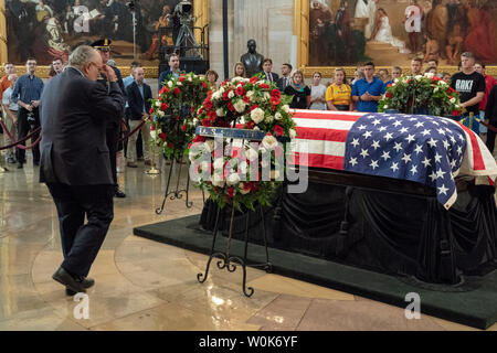 Rudy Giuliani, ancien maire de New York et président Trumps procureur, présente ses respects à l'ancien sénateur John McCain R-Ariz., au cours des services commémoratifs au Capitole à Washington, DC, le 31 août 2018. McCain, un républicain de l'Arizona, candidat à la présidentielle, et héros de guerre, est décédé le 25 août à l'âge de 81 ans après une bataille contre le cancer du cerveau. Photo Ken Cedeno/UPI Banque D'Images