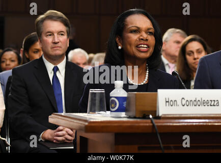 Ancien secrétaire d'État Condoleezza Rice présente M. Brett Kavanaugh (L) au cours de son audience de confirmation du Comité judiciaire du Sénat d'être la prochaine cour suprême de justice associé, sur la colline du Capitole à Washington, DC, le 4 septembre 2018. Kavanaugh juge a été nommé par le Président Donald Trump pour occuper le siège de la Justice Anthony M. Kennedy qui a annoncé sa retraite en juin. Photo de Pat Benic/UPI Banque D'Images